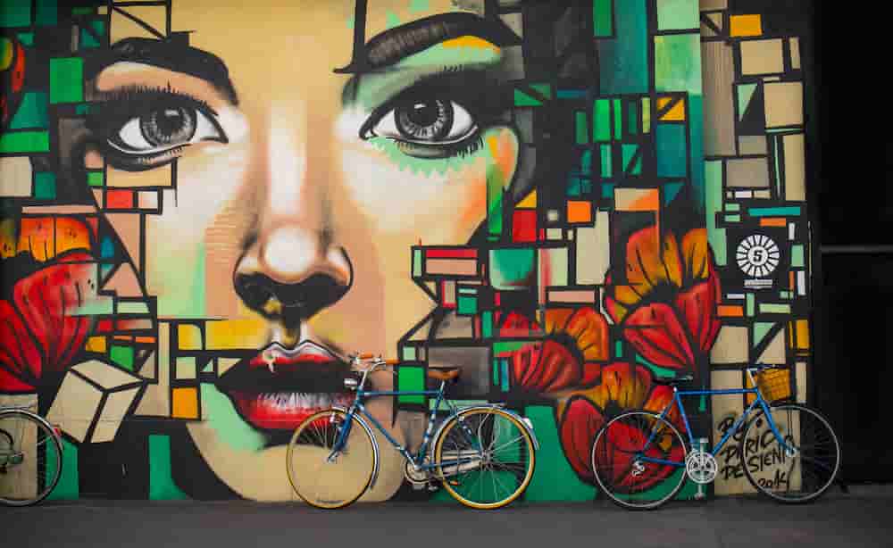 女性の顔と自転車が描かれた絵画